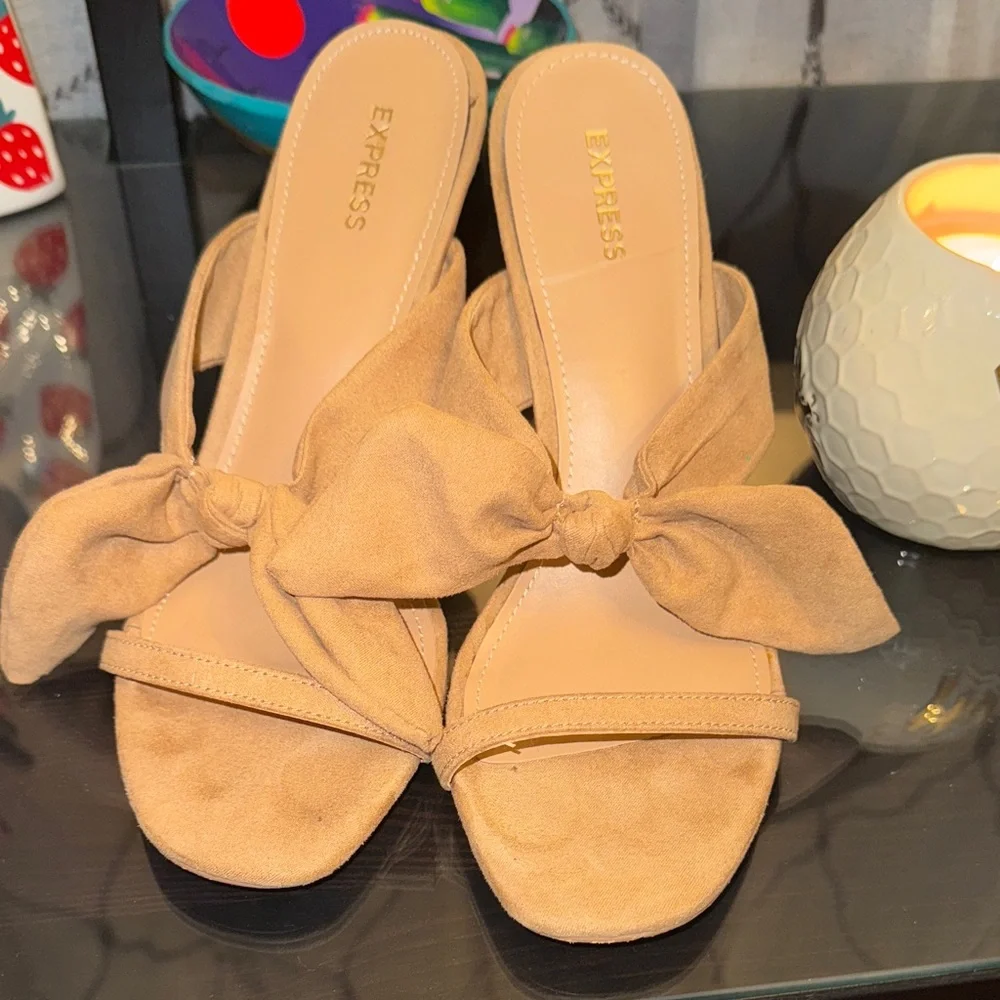 Express Tan Bow Heels‎